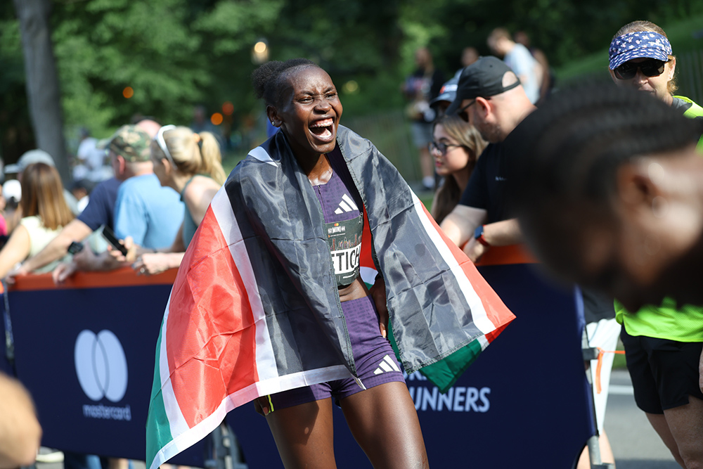 Ngetich storms to a 30:07 course record win at the Mastercard Mini 10K