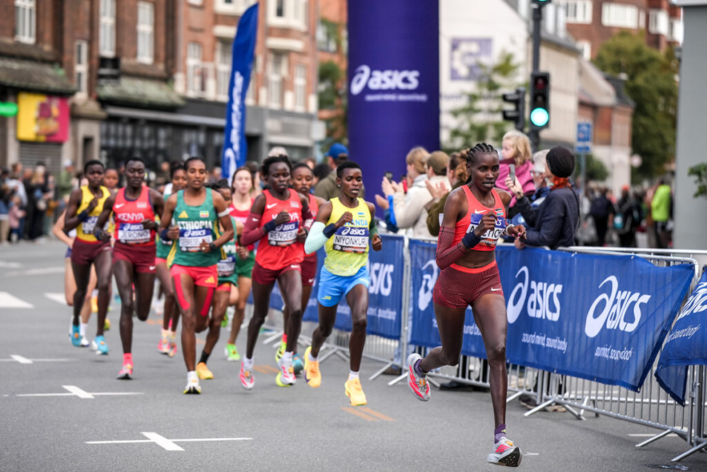 Ngetich dominates to women-only half marathon world record, Almgren wins on a late kick
